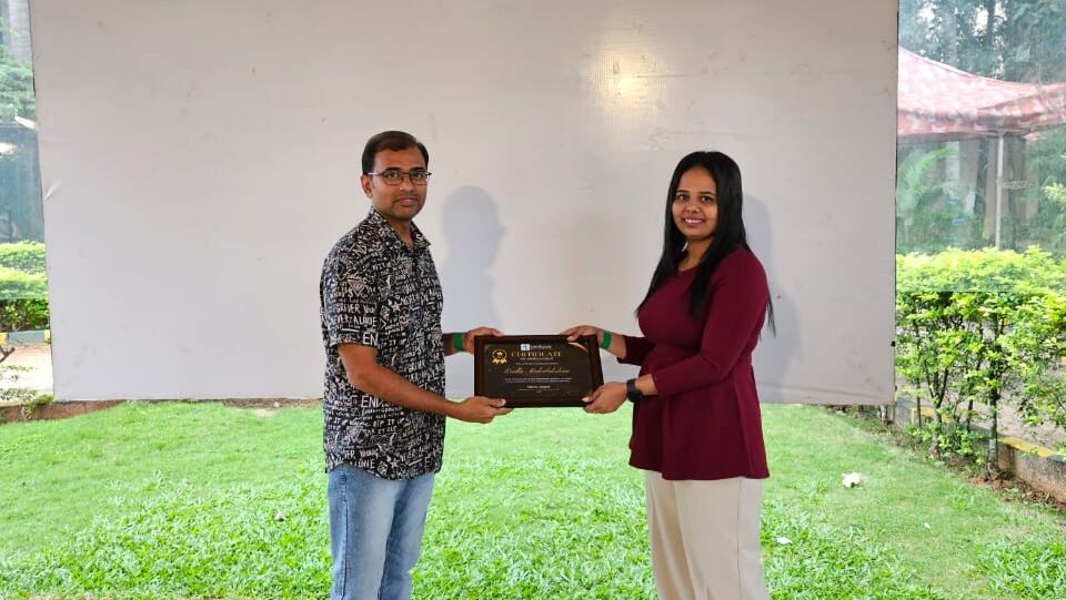 Nilofar Jargela giving Certificate to employee 3 of inevitable Infotech