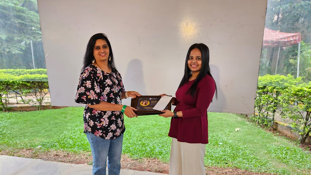 Nilofar Jargela giving Certificate to employee 7 of inevitable Infotech